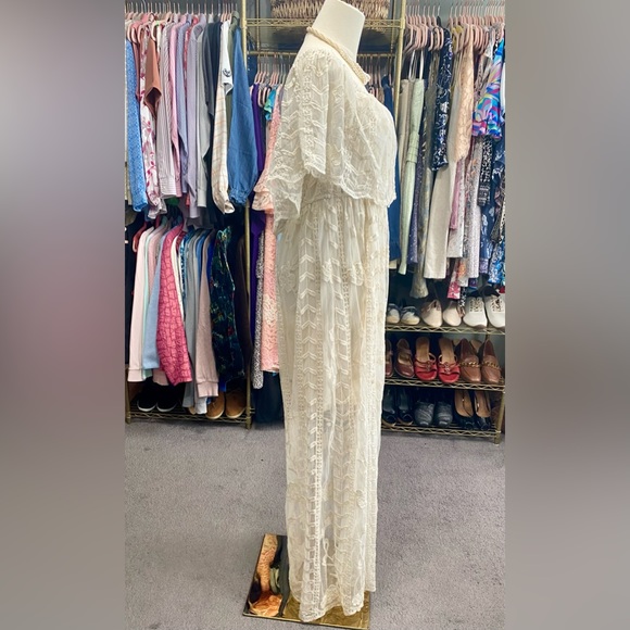 Everyday Chic Boutique FLORAL LACE MAXI, CREAM DRESS. Size Small. - Picture 7 of 14
